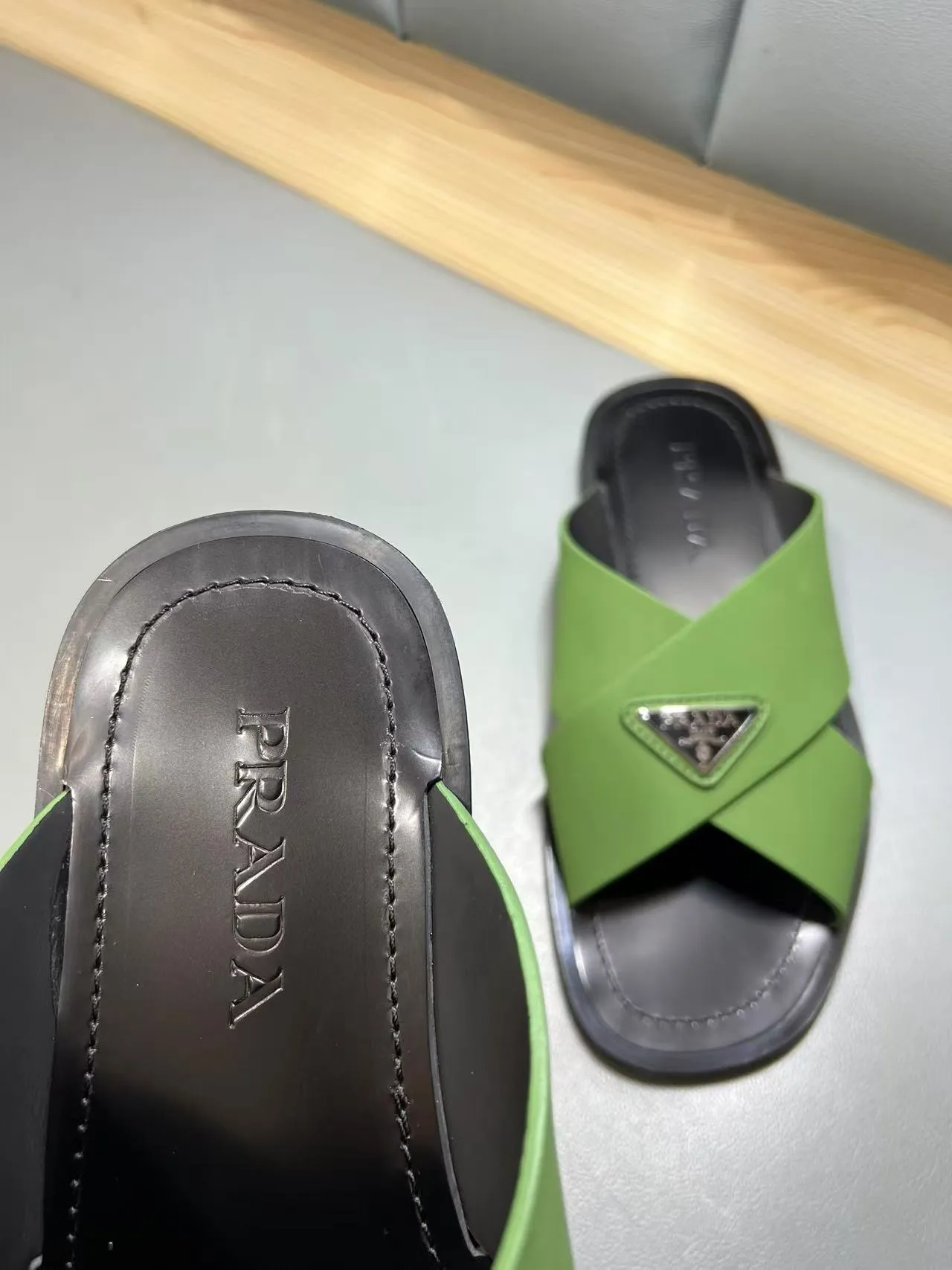 340💰PRADA Prada’s latest slippers are synchronized with the official website. This slipper is made of the brand’s unique and iconic Saffiano leather. The brand logo jumps out from the double straps, and the brand style is clearly visible. Cowhide gives men elegant charm and functional design, making it an ideal choice for vacation and leisure. Size:38-45